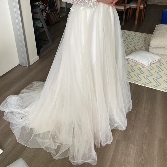 Long Sleeve Lace Pearl Wedding Dress - size 4-6, new - Picture 5 of 6